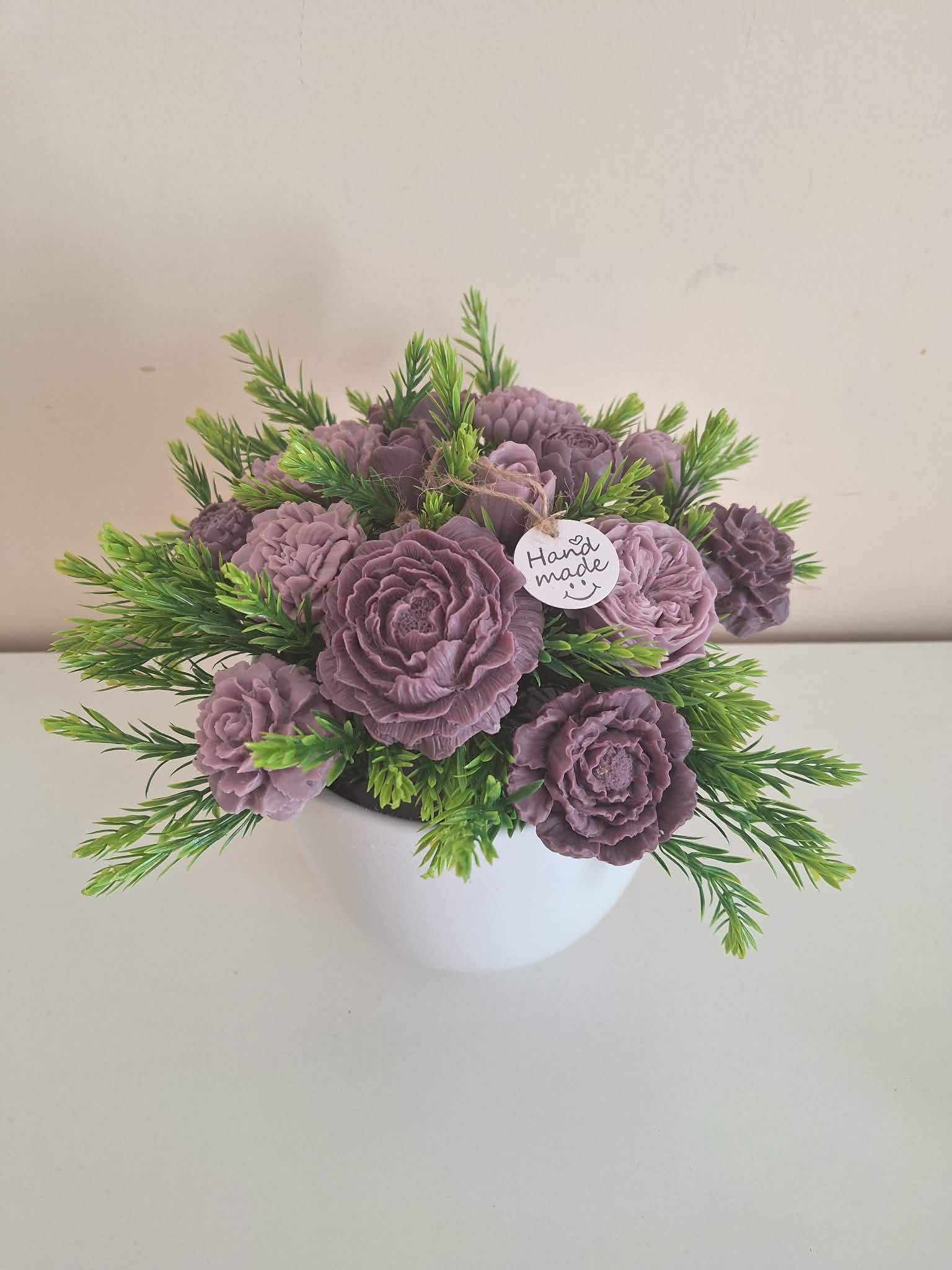 Rankų darbo muilo gėlių kompozicija Burbiškėse - violetinės muilo rožės su dekoratyvine žaluma iš Royal Fox Flowers