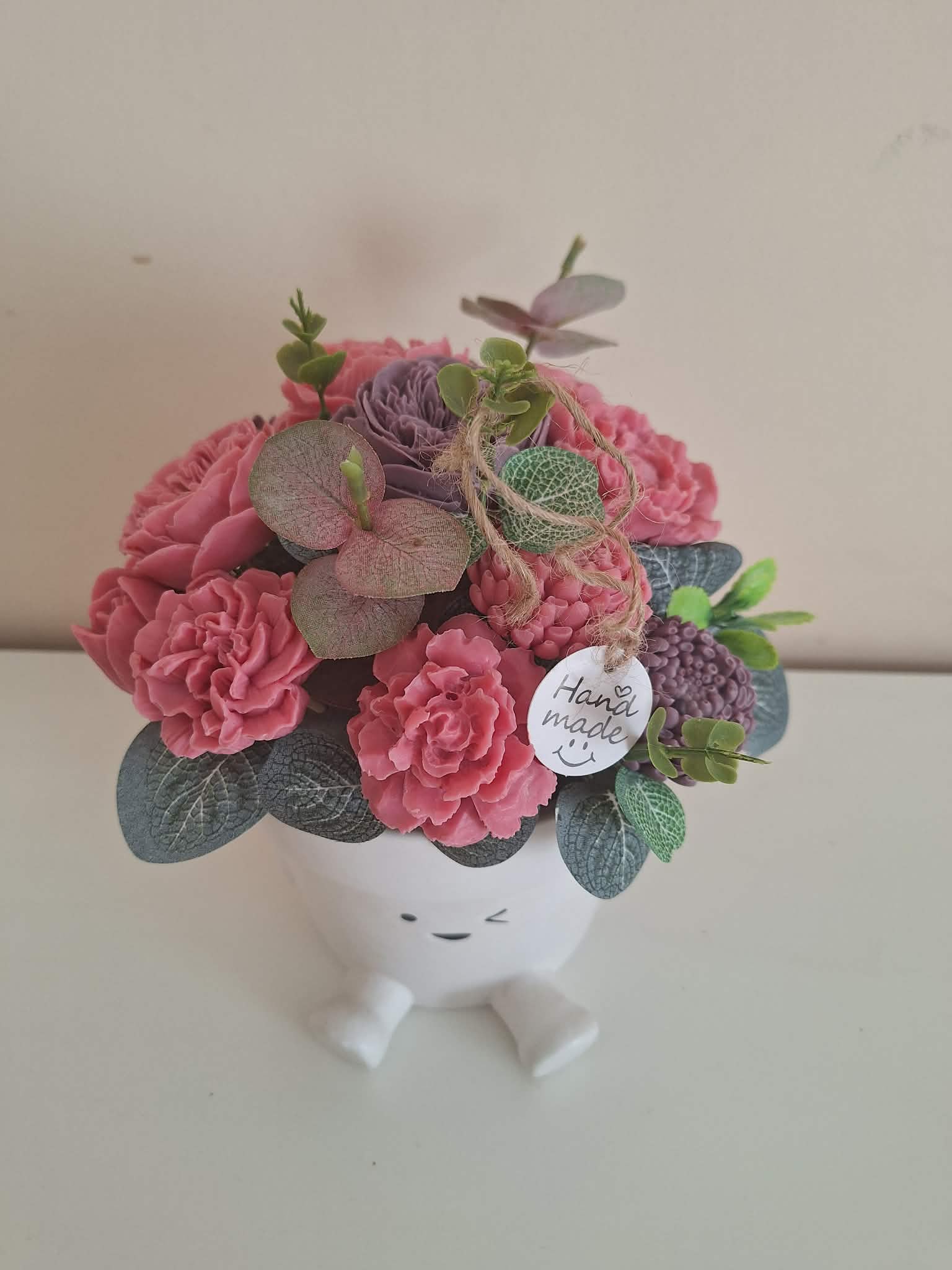 Rankų darbo muilo gėlių kompozicija Burbiškėse - dekoratyvinė puokštė su rožiniais žiedais iš Royal Fox Flowers