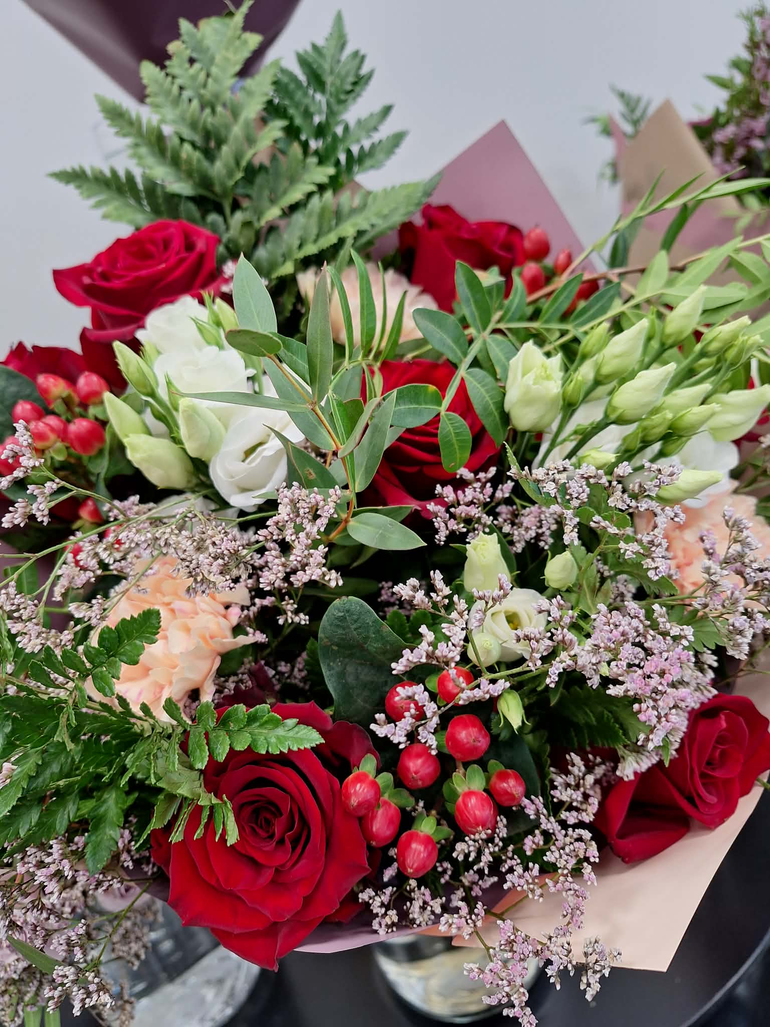 Mišri puokštė su raudonomis rožėmis ir uogomis Juodšiliuose - elegantiškos gėlės iš Royal Fox Flowers