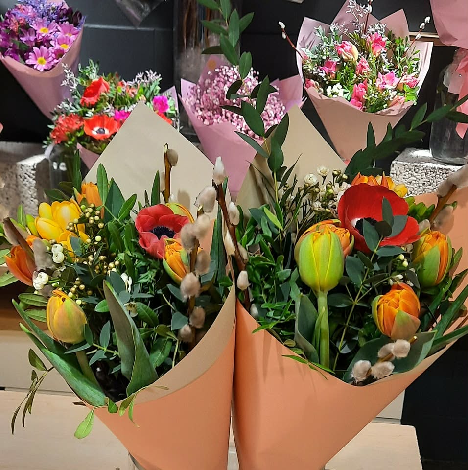 Spalvinga pavasarinė puokštė Naujininkuose - tulpės ir anemonai iš Royal Fox Flowers