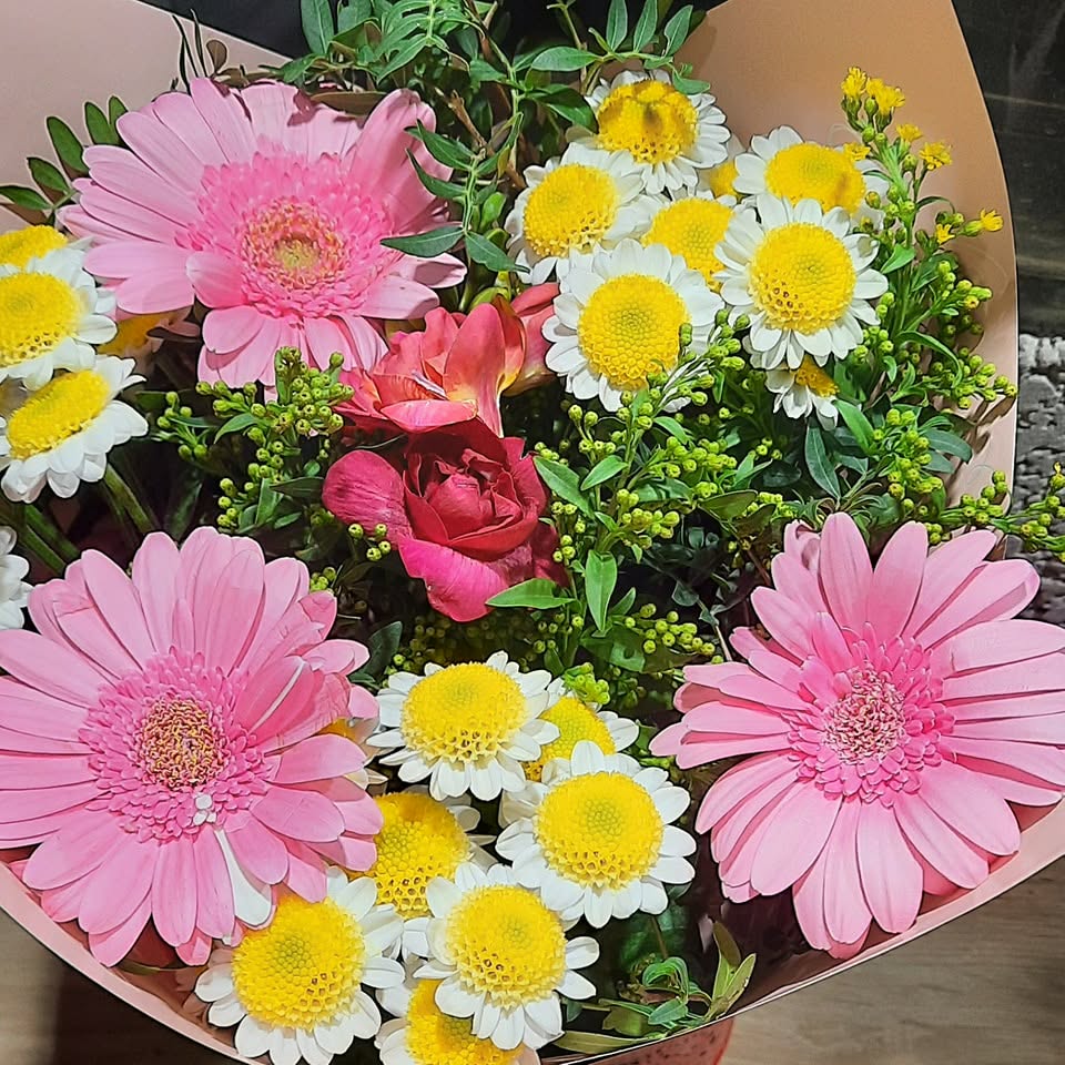 Spalvinga gerberų ir ramunių puokštė Salininkuose - ryškios gėlės iš Royal Fox Flowers