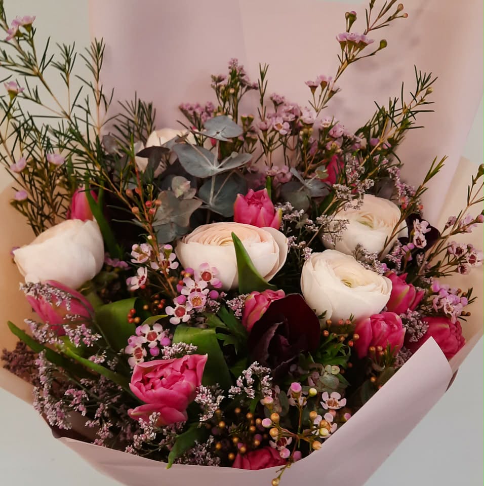 Romantiška tulpių ir ranunkulių puokštė Juodšiliuose - švelnios gėlės iš Royal Fox Flowers