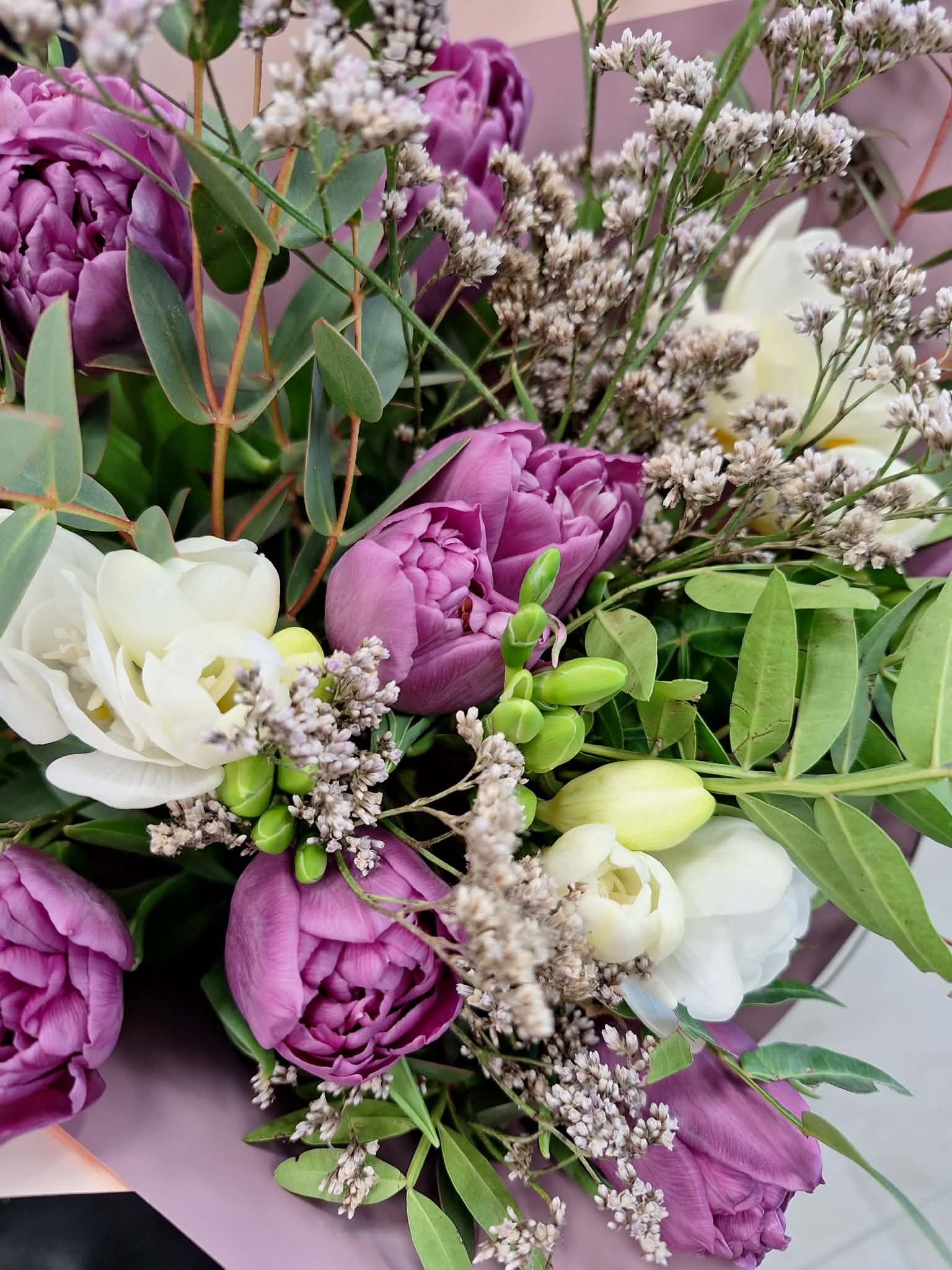 Elegantiška tulpių ir eustomų puokštė Burbiškėse - švelnios gėlės iš Royal Fox Flowers