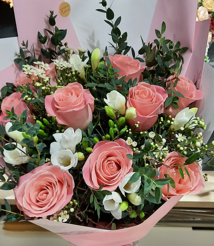 Rožinių rožių ir frezijų puokštė Naujininkuose - elegantiškos gėlės iš Royal Fox Flowers