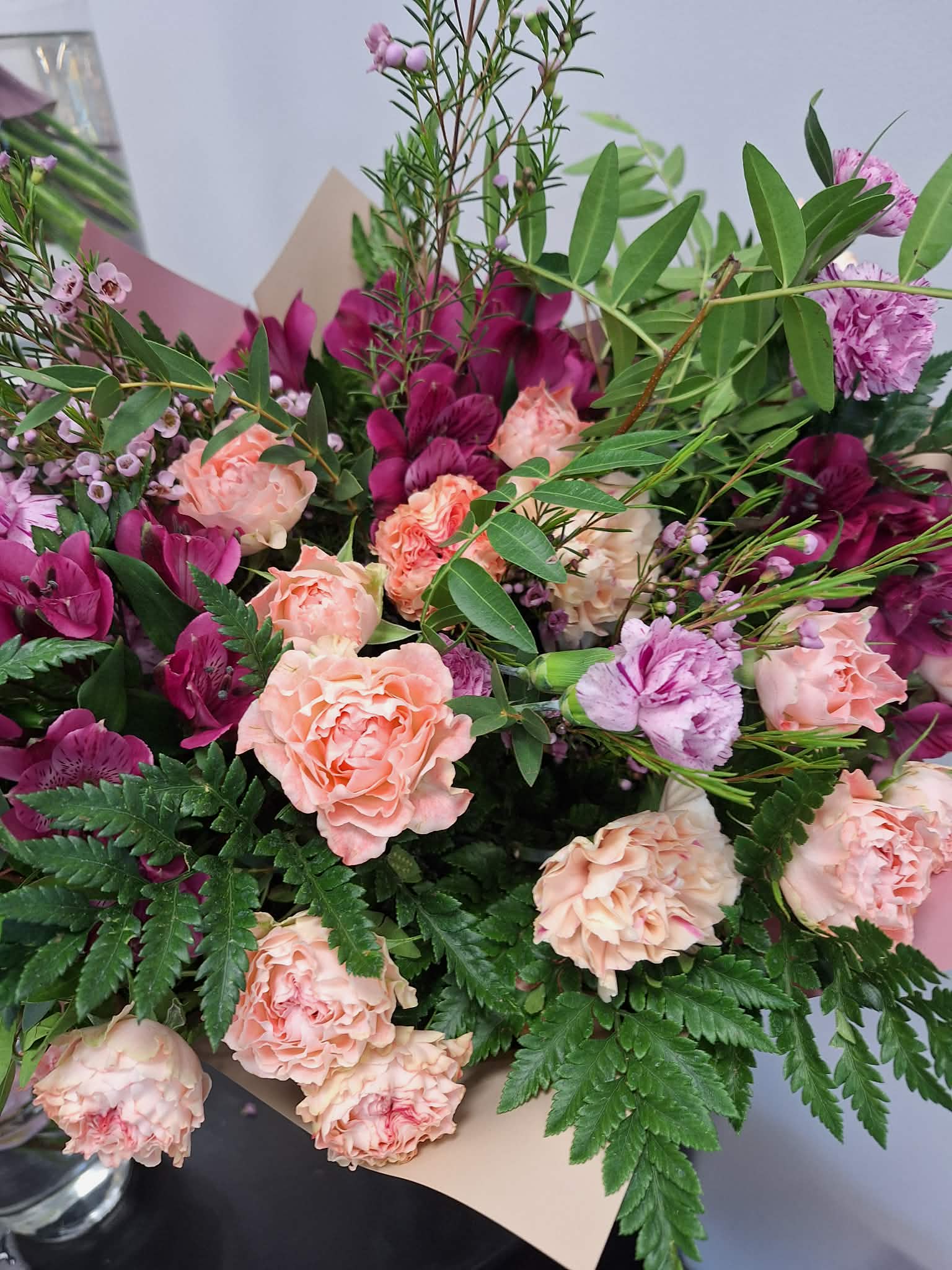 Mišri rožių ir alstromerijų puokštė Burbiškėse - persikinės rožės, violetinės gėlės ir dekoratyvinė žaluma iš Royal Fox Flowers