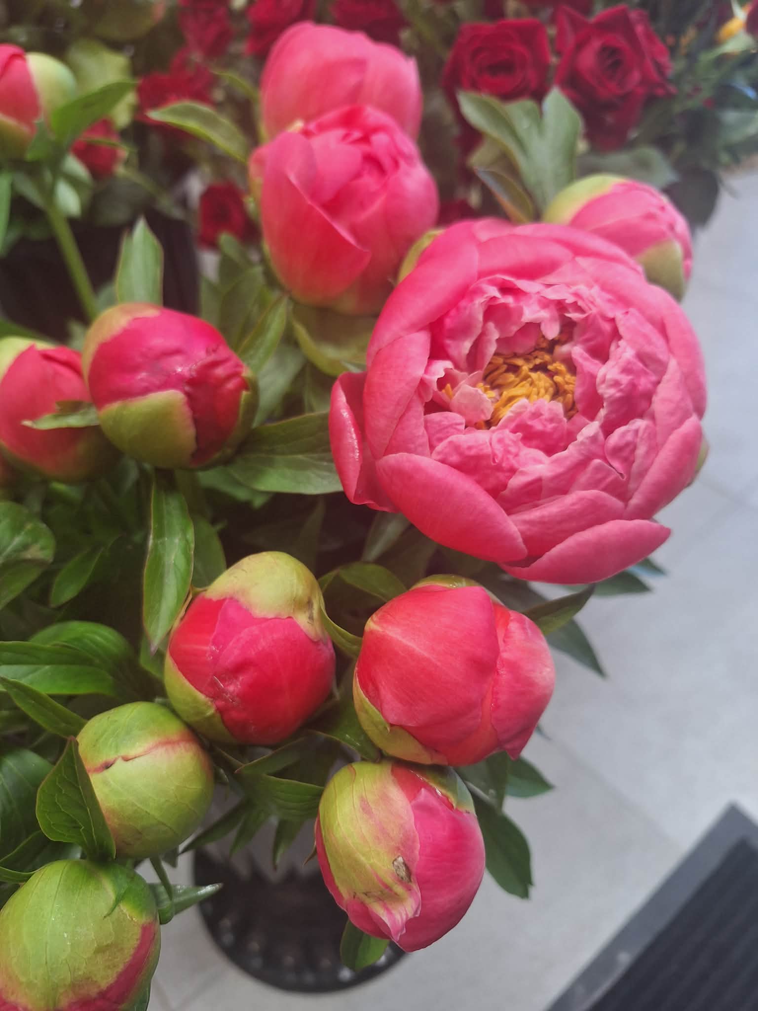 Bijūnų puokštė Salininkuose - ryškios rožinės gėlės iš Royal Fox Flowers