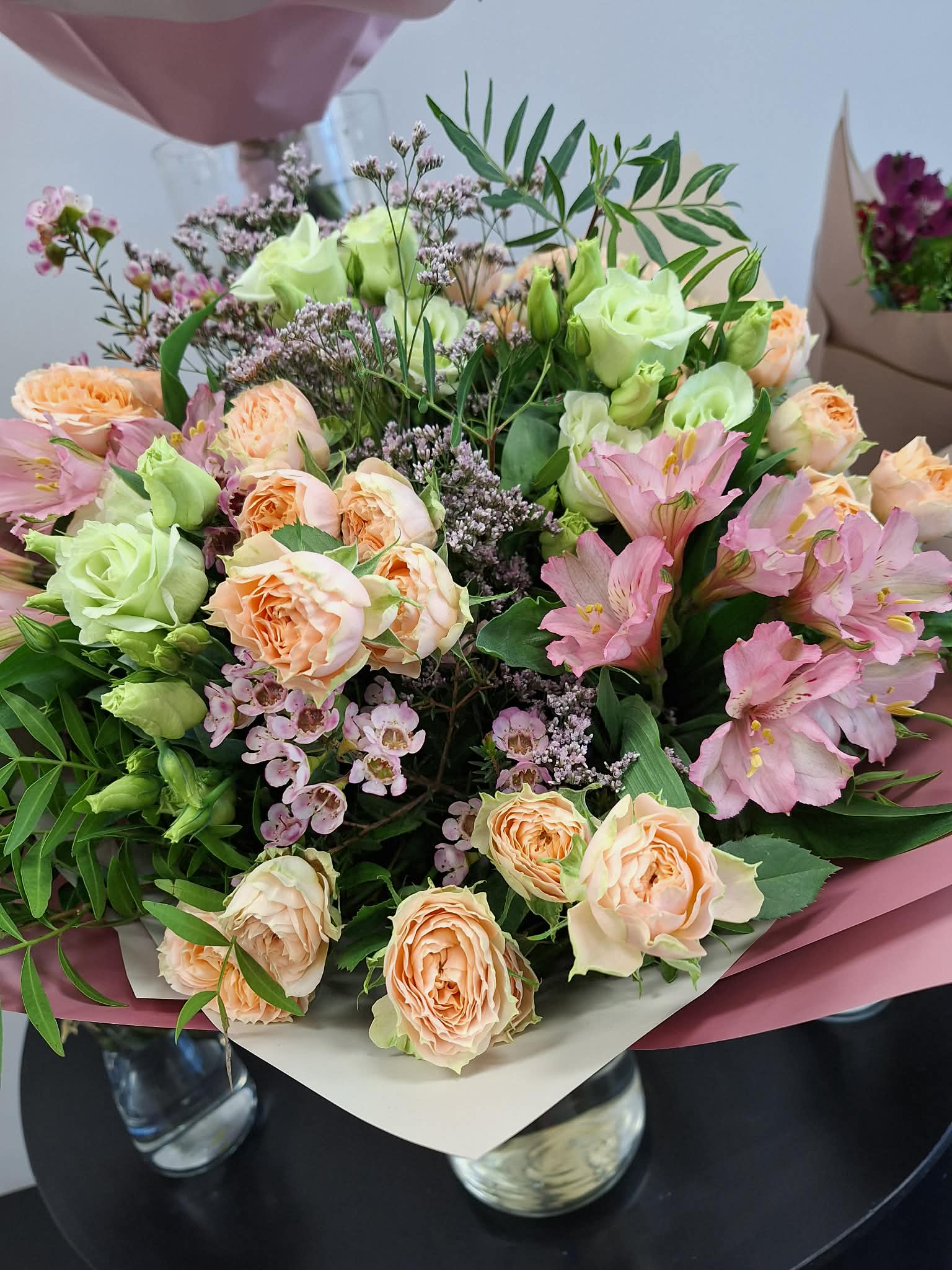 Prabangi mišri puokštė Salininkuose - persikinės rožės, alstromerijos, eustomos ir dekoratyvinės gėlės iš Royal Fox Flowers