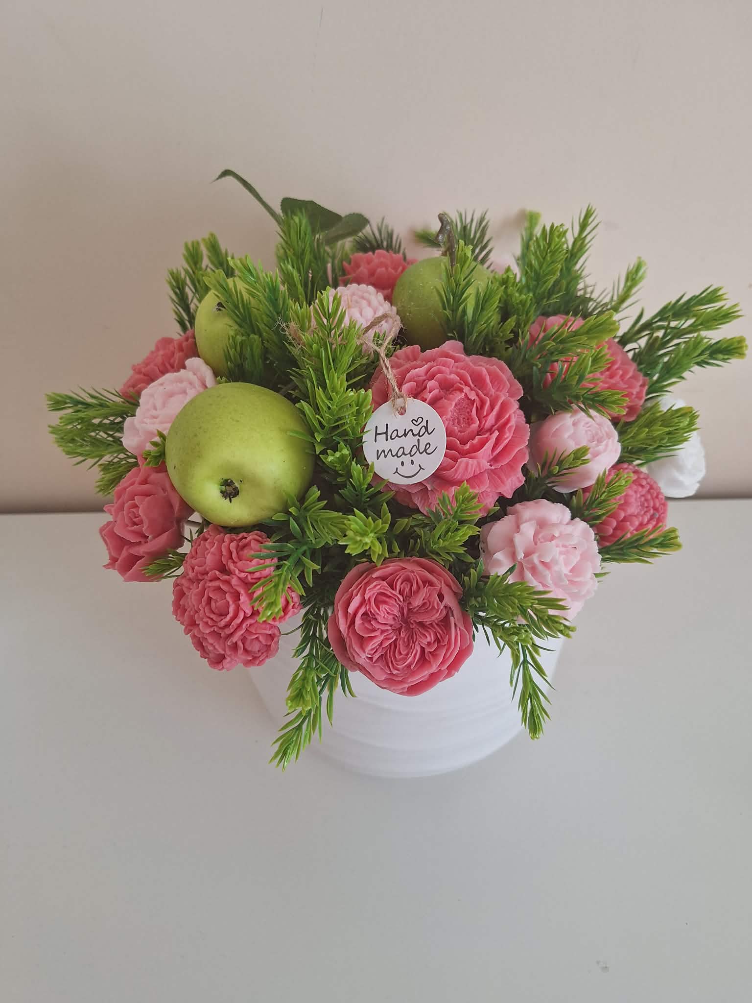 Rankų darbo muilo gėlių kompozicija su obuoliais Naujininkuose - dekoratyvinė puokštė iš Royal Fox Flowers