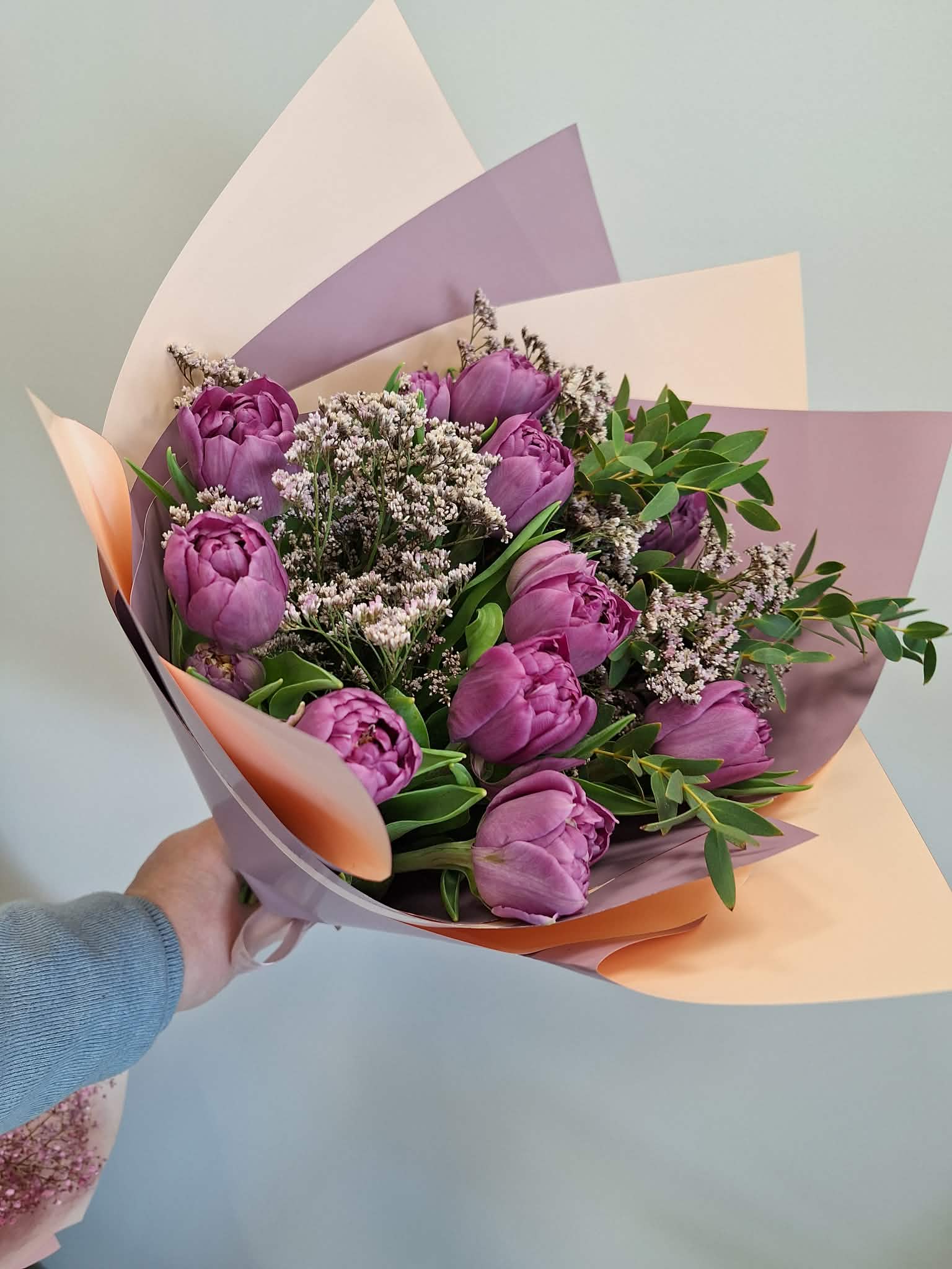 Violetinių tulpių puokštė Salininkuose - pavasarinės gėlės iš Royal Fox Flowers Vilniuje