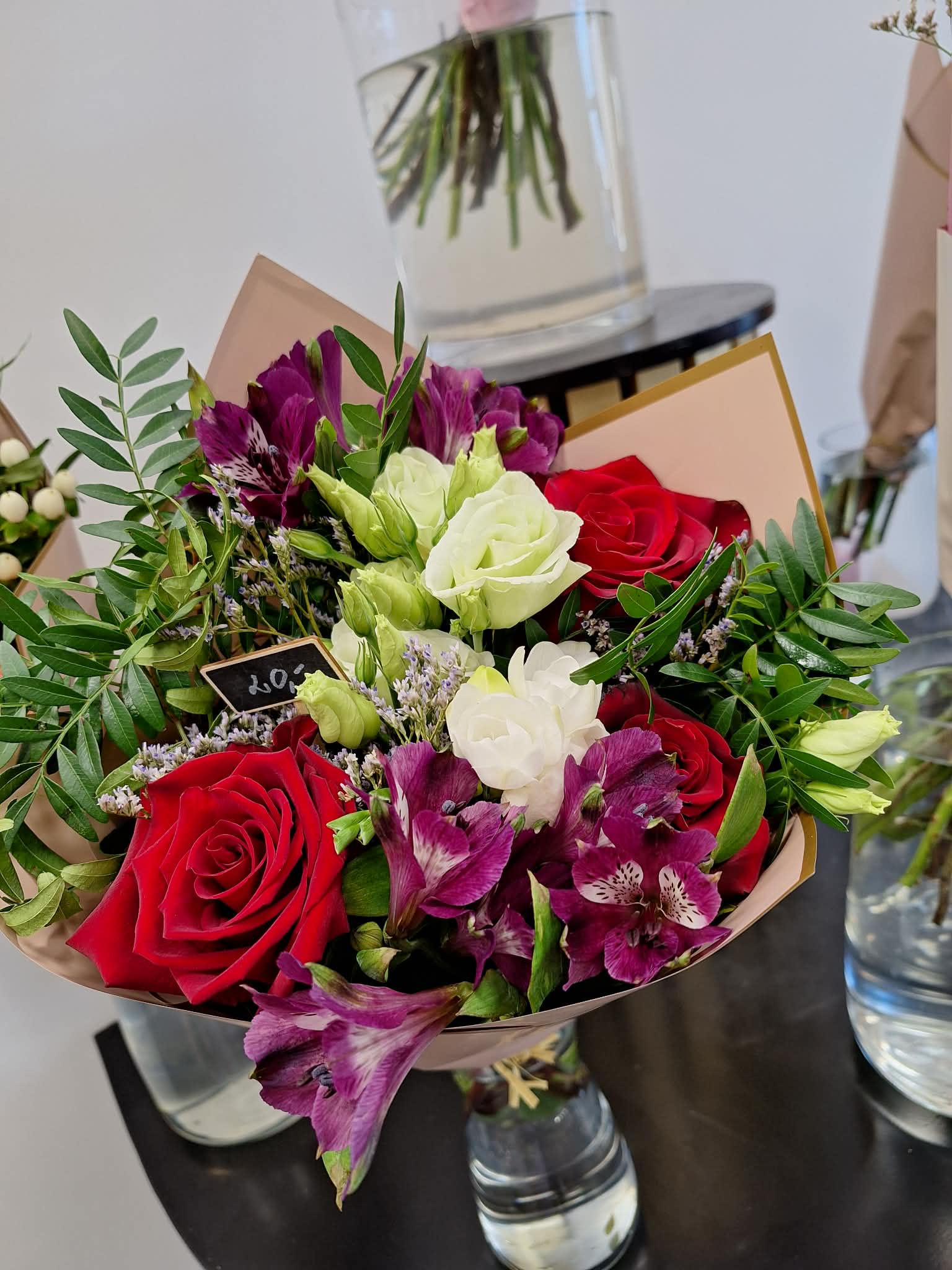 Raudonų rožių ir alstromerijų puokštė Juodšiliuose - elegantiškos gėlės iš Royal Fox Flowers