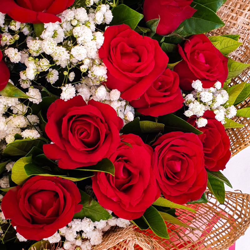 Prabangi gėlių kompozicija - rožės ir hortenzijos